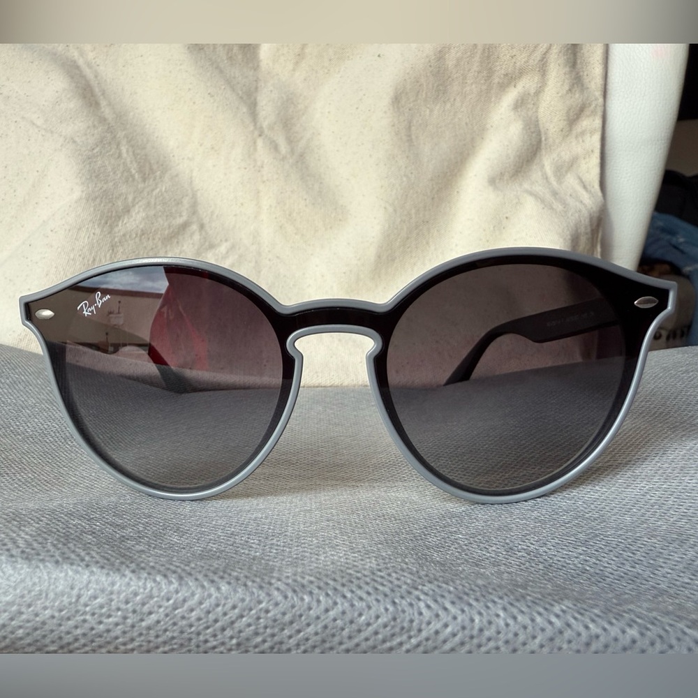 Ray-Ban Black Round Sunglasses Sleek Modern Design